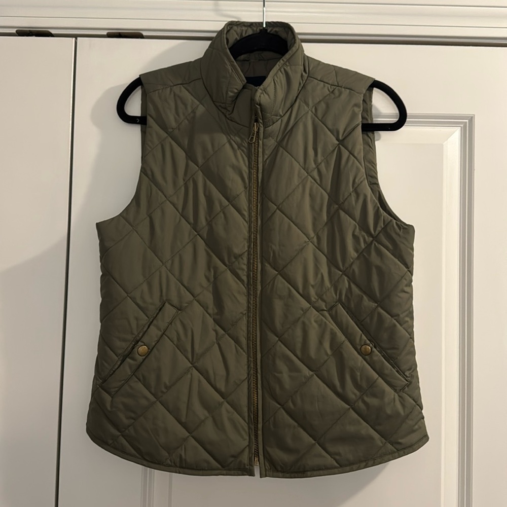 GAP puffer vest; lightly used; size M; forest green
